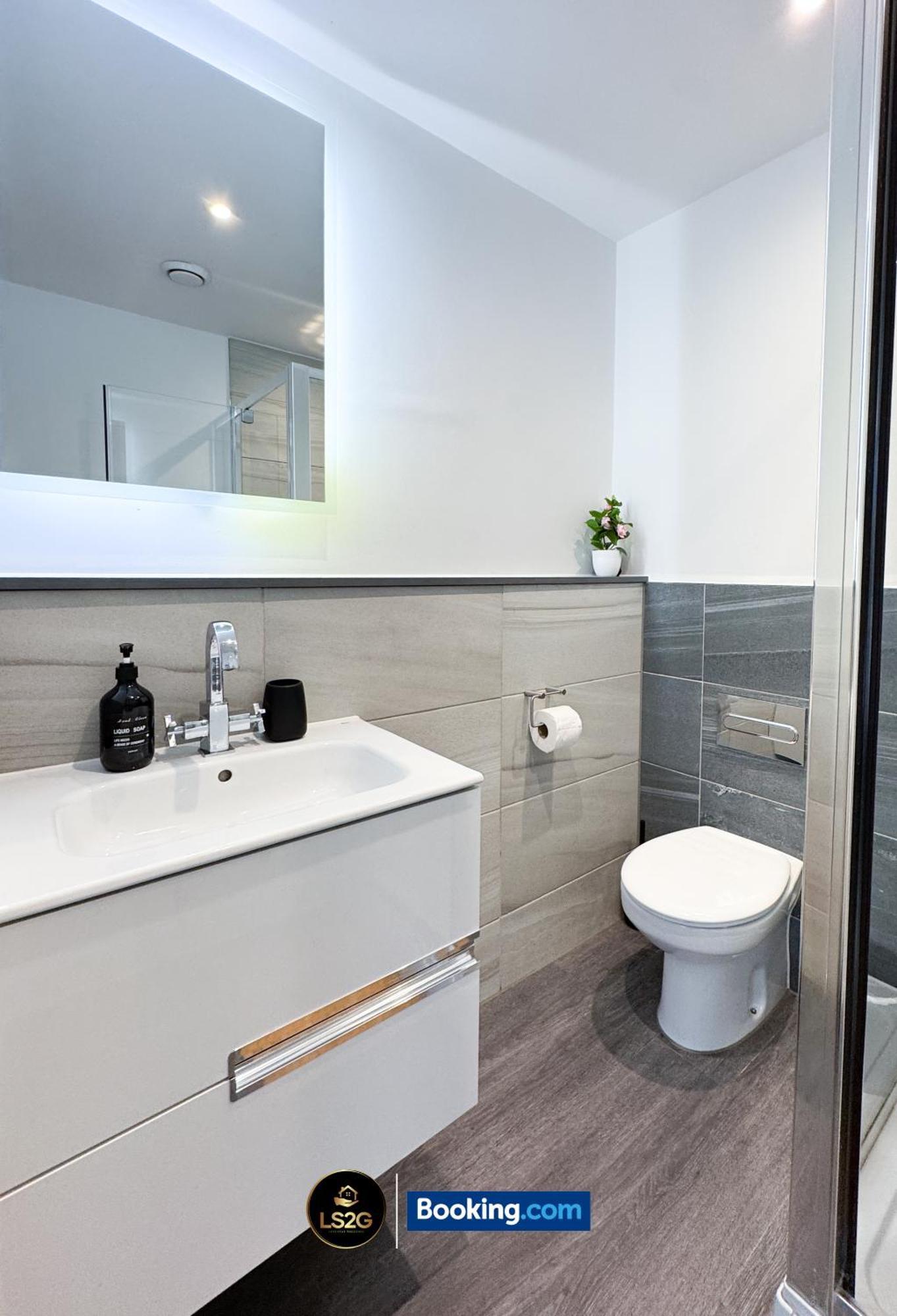 Appartement Stylish 2 Bedroom By Ls2g Short Lets & Serviced Greater With Free Parking Londen